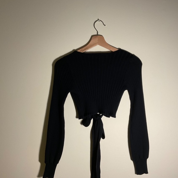 Black long sleeve with tie - Picture 3 of 4